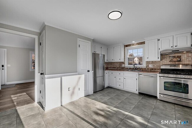 Building Photo - 2 Butternut Dr