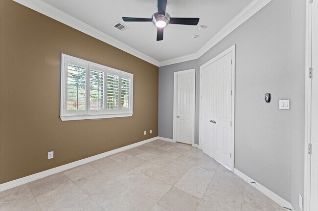 Building Photo - 2906 Royal Oaks Green