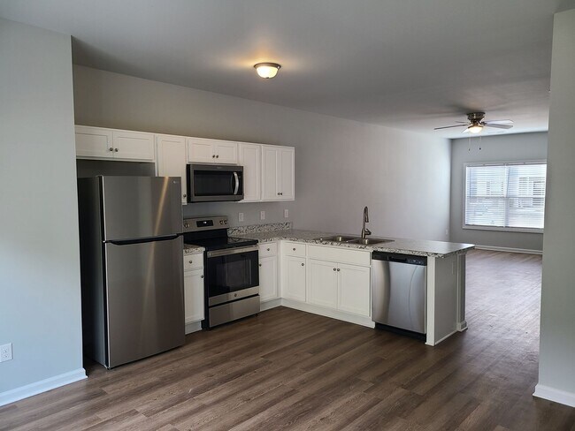 Building Photo - Beautiful end unit - 2 bedroom 2.5 bath townhome - Holly Ridge