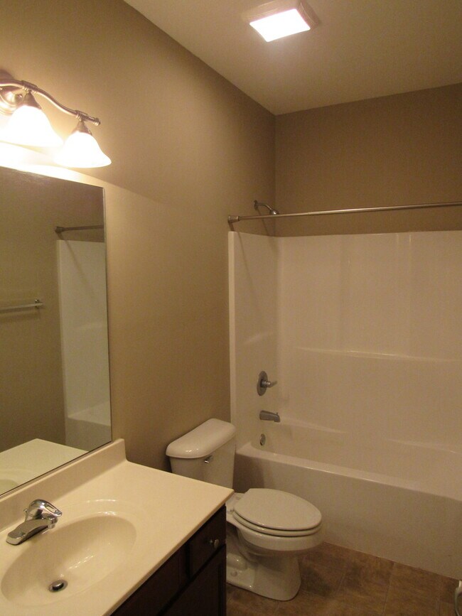 Building Photo - 2 bed, 2 bath, 2 car garage ranch style home in N. Knoxville