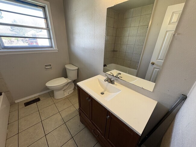 Building Photo - 10124 E 22nd St