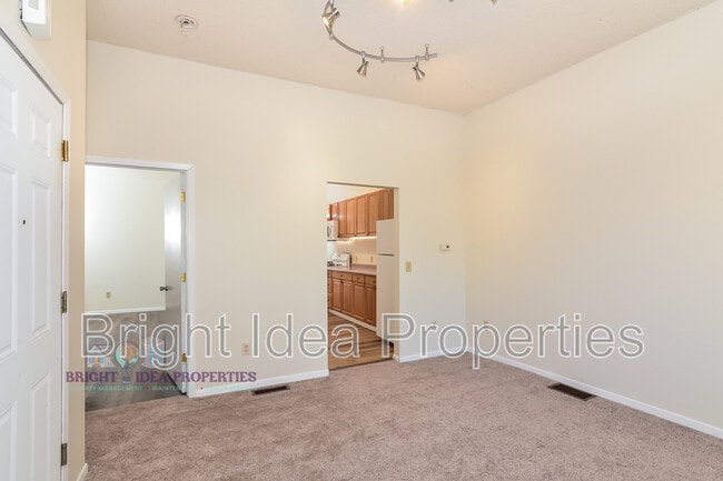 Building Photo - 863 Clark St N