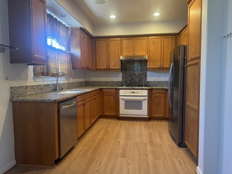 Building Photo - 449 Pariso Terrace