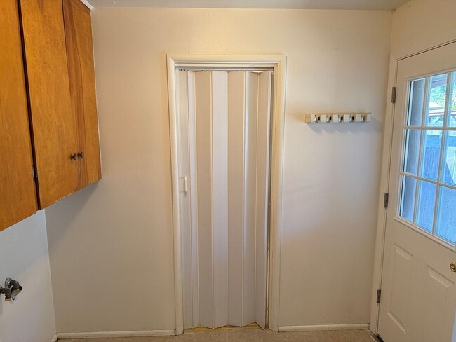 Building Photo - 1-bdroom, 1-bathroom duplex near Marie Jacob's Park!