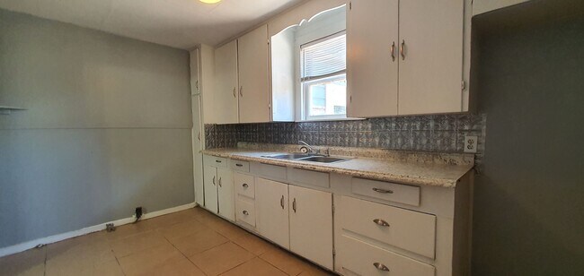 Building Photo - AFFORDABLE and Spacious 2 bedroom 1 bath Home AVAILABLE NOW