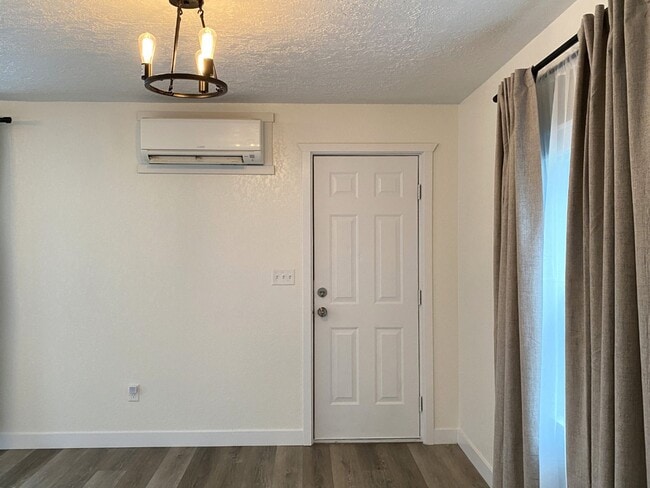 Building Photo - Remodeled Cottage