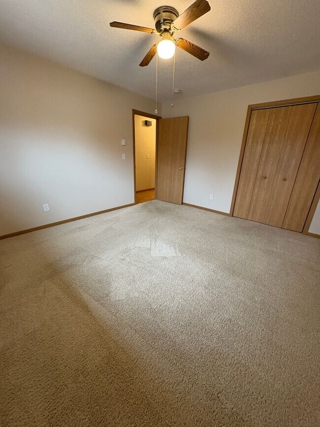 Building Photo - 801 Evergreen Dr