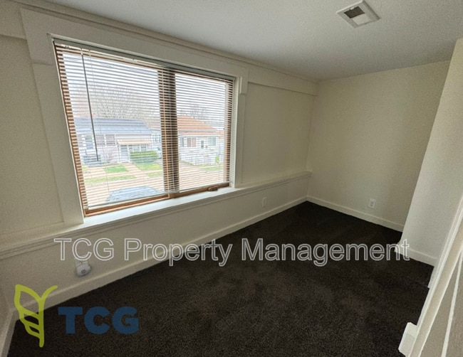 Building Photo - 227 Creve Coeur St