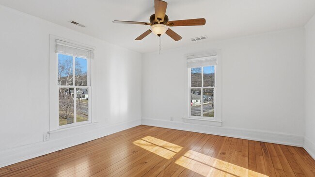 Building Photo - Saint Elmo Adorable home!