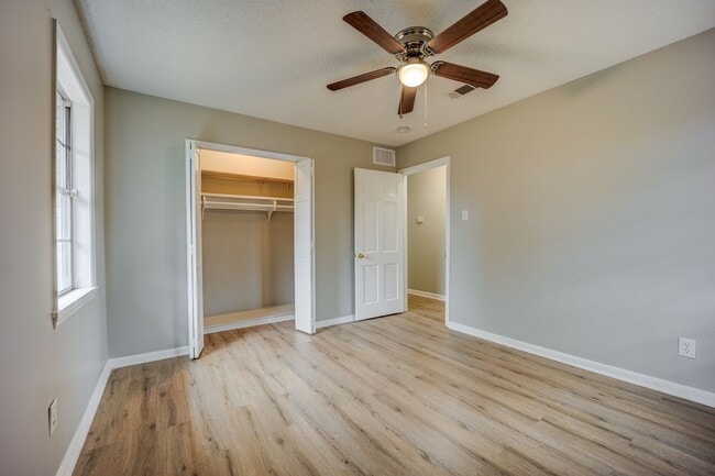 Building Photo - Freshly Updated 3 Bedroom House