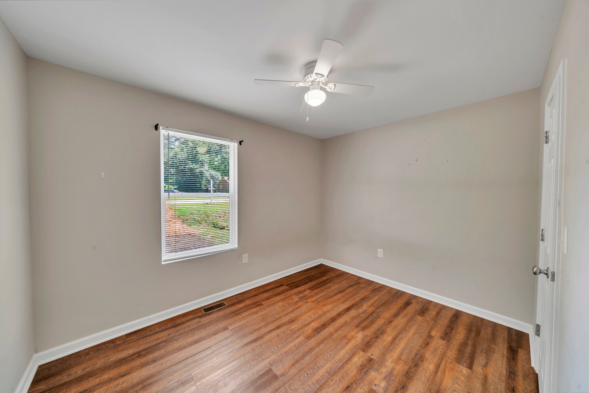 Building Photo - 160 Oak Dr