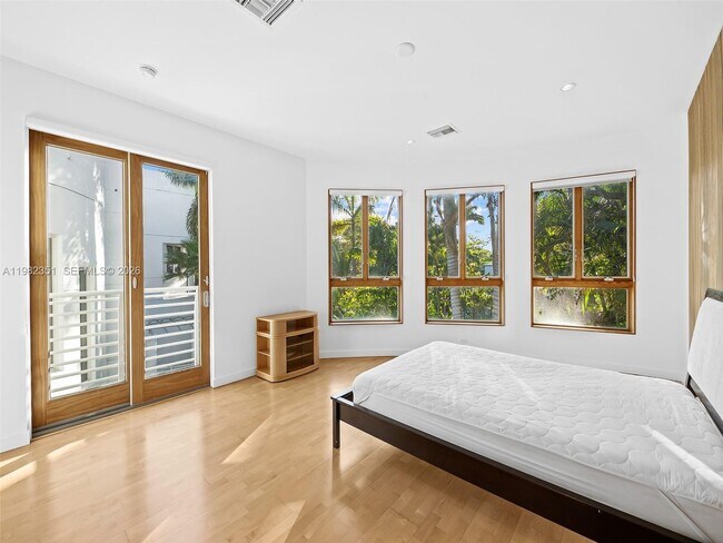 Building Photo - 450 Victoria Terrace