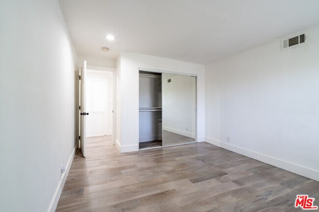 Building Photo - 5026 Medina Rd