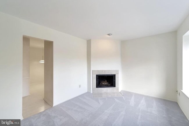 Building Photo - 10 Liberte Ln