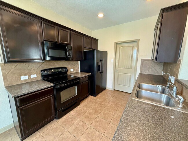 Building Photo - Beautiful 3 bedroom, 2.5 bathroom in Avery...