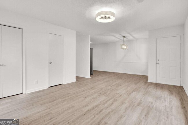 Building Photo - 1010 Mathews Ct