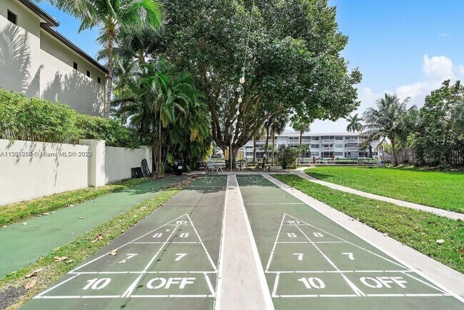 Building Photo - 1707 E Hallandale Beach Blvd