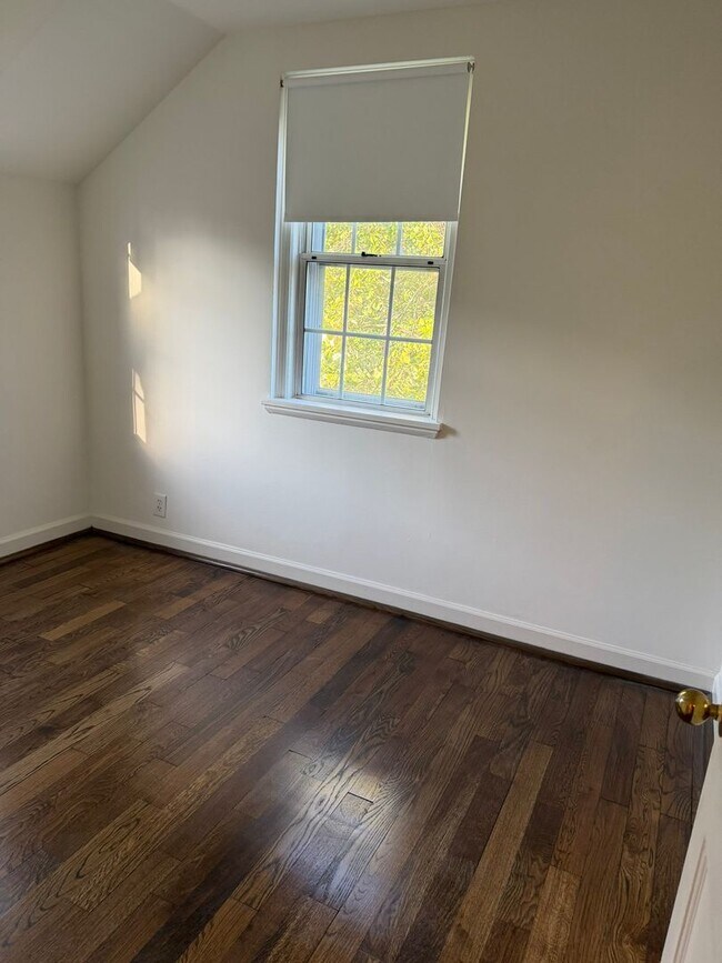Building Photo - Beautiful 2 Bed 2 Bath Clarendon End-Unit ...
