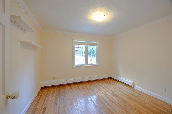 Building Photo - 6 Peachtree Ln