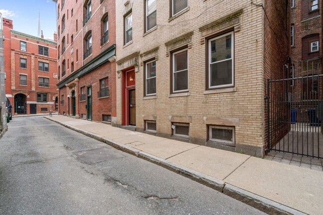 Building Photo - Amazing 2 bed in the heart of the North End!