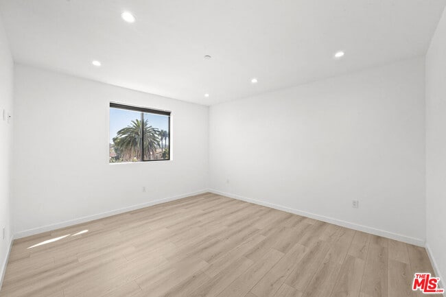 Building Photo - 2123 Cloverdale Ave