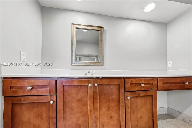 Building Photo - 1250 W Magnolia Cir