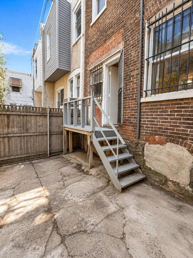 Building Photo - 5915 Irving St