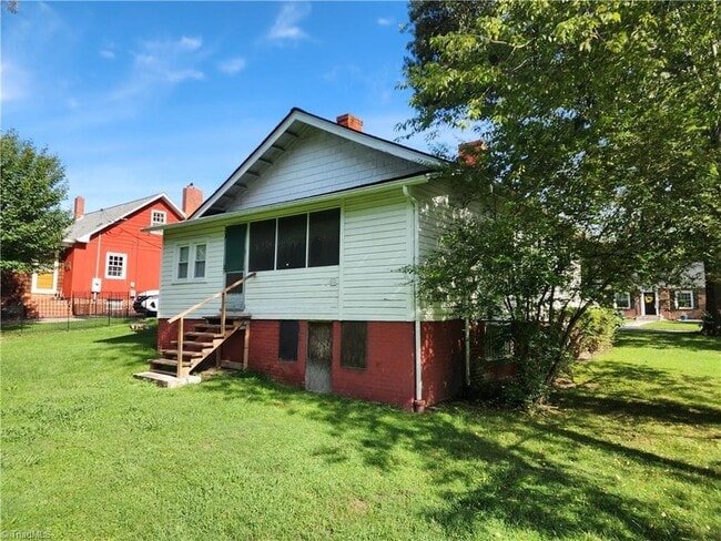 Building Photo - 221 W Oakdale St