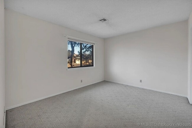 Building Photo - Gorgeous Condo in The Gated Community of The Timbers!