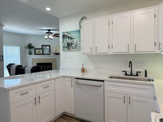Building Photo - 921 Marine Dr