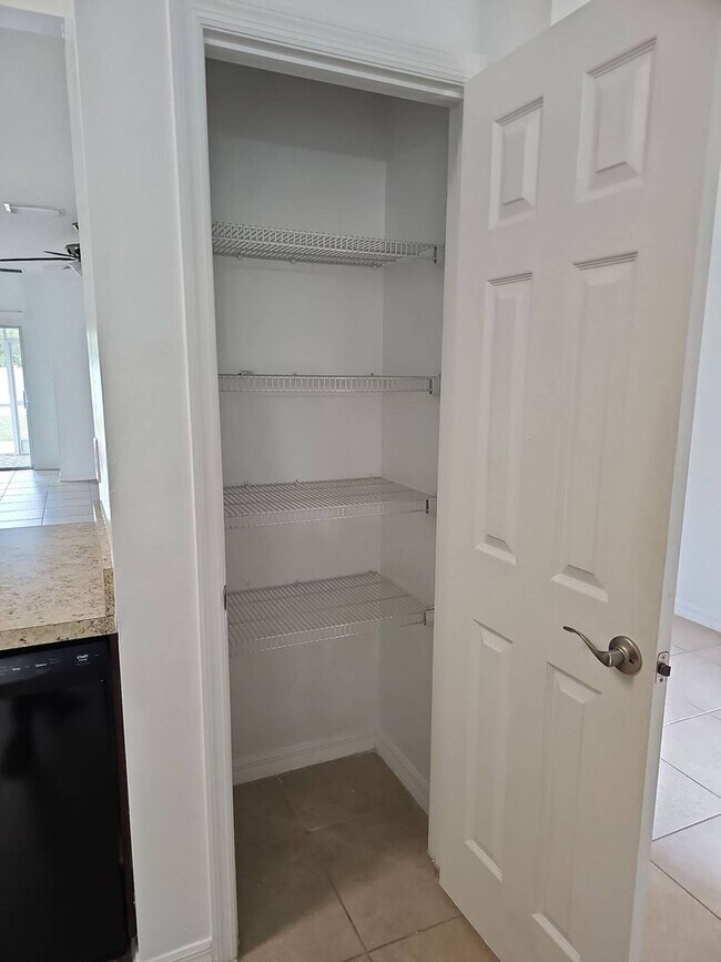 Building Photo - Nice 3 bed 2 bath 2 car garage single family home in Cape Coral with lawn care included.