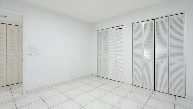 Building Photo - 10000 NW 80th Ct