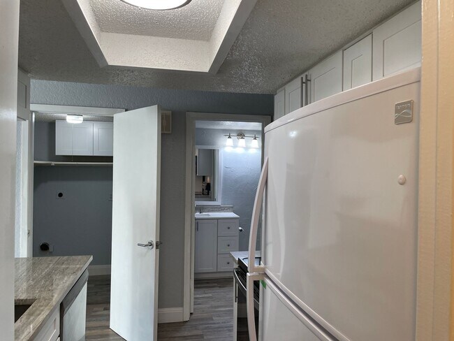 Building Photo - Briarpark Village