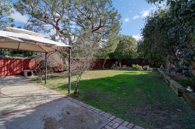 Building Photo - Charming Craftsman Home for Rent in Costa Mesa