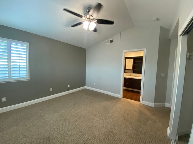 Building Photo - Beautiful & Spacious Home with Modern Touches