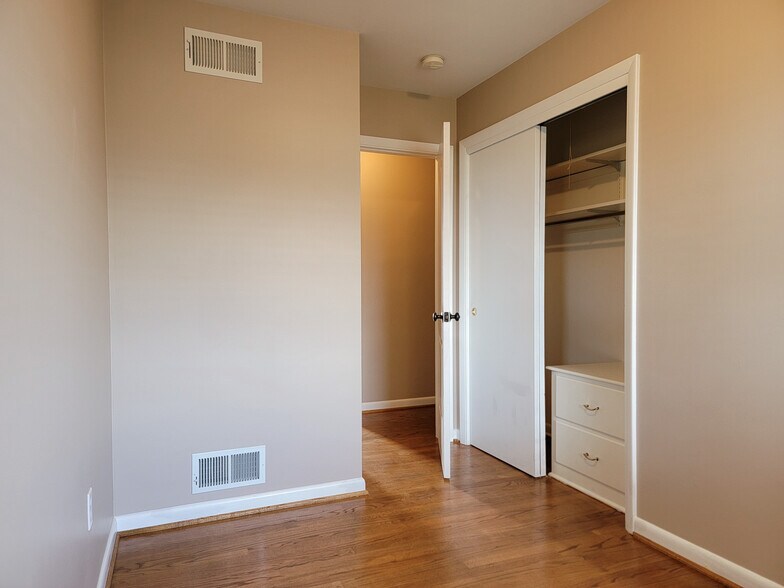 Building Photo - 502 W Newport Rd