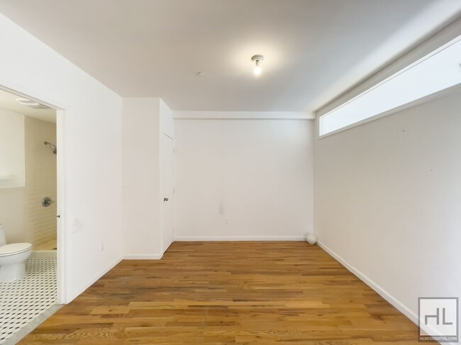 Building Photo - Spacious Sunlit 2-Bed 1-Bath / Great Bushw...
