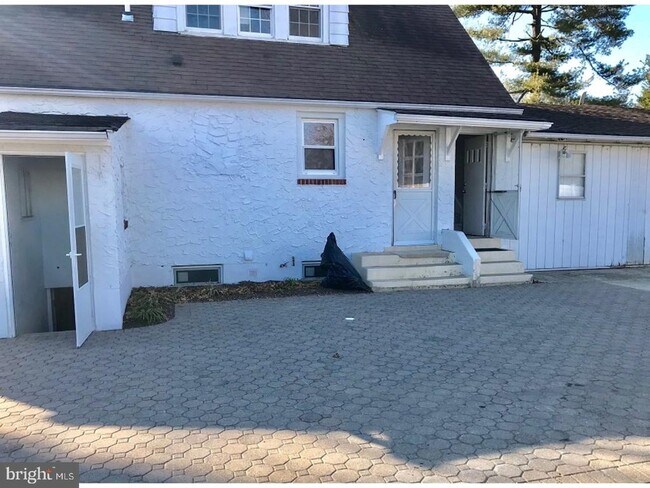 Building Photo - 902 Hughes Dr