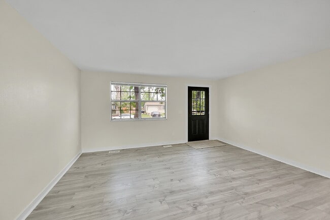 Building Photo - $2,195.00, 3-bed, 1-bath, located in Thorn...