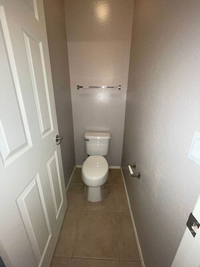 Building Photo - READY TO VIEW NOW! Spacious 3 Bed 2 Bath Home in Surprise Farms!