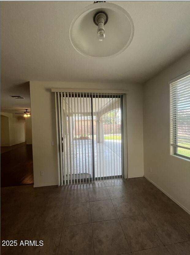Building Photo - 576 E Julian Dr