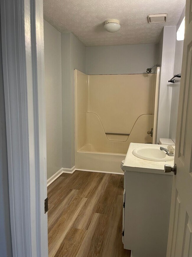 Building Photo - Westwood Hills! 3 BR 2 1/2 Bath home off M...