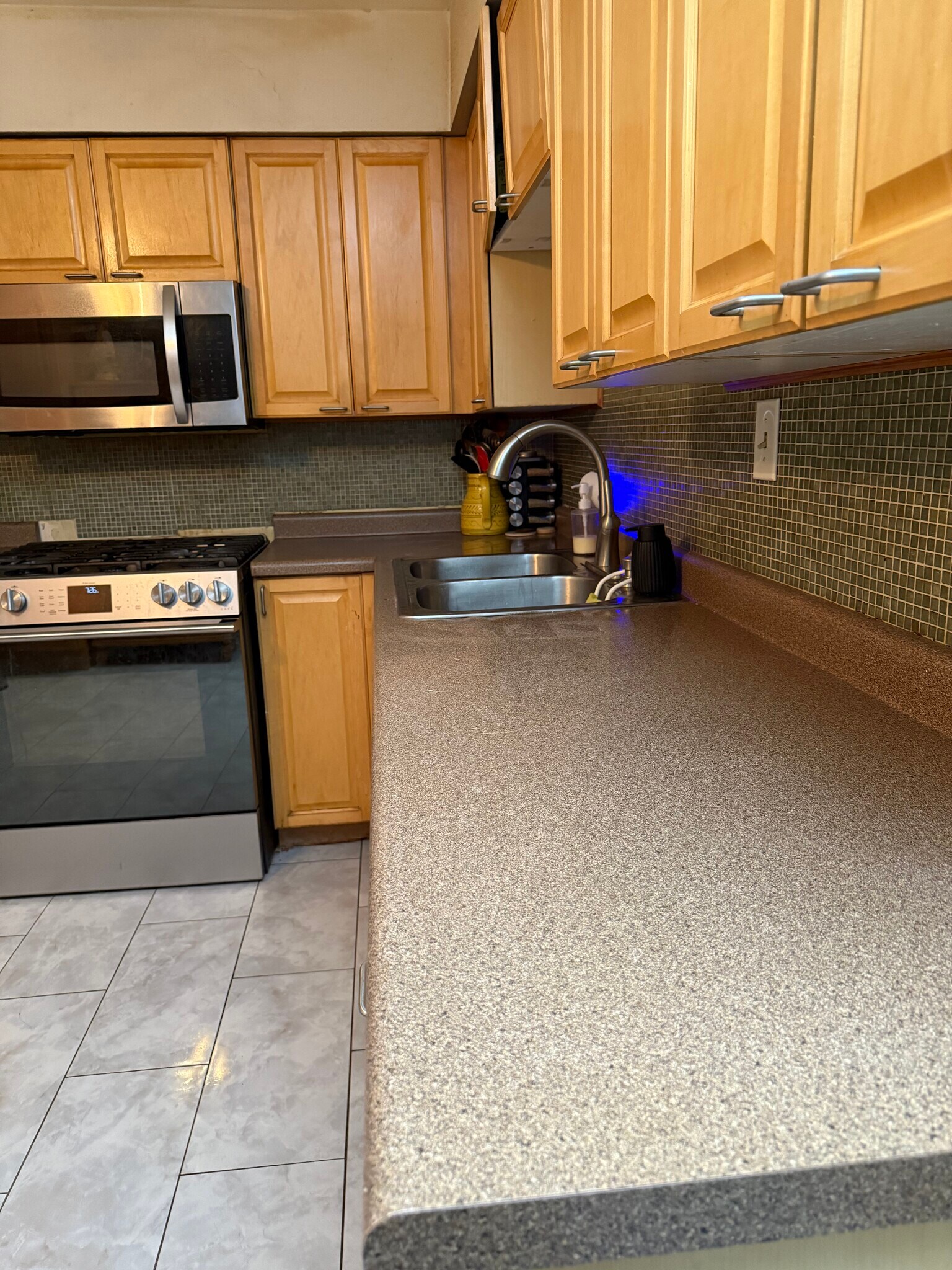 Building Photo - 685 E Fullerton Ave