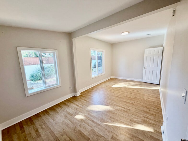 Building Photo - 230 W H St