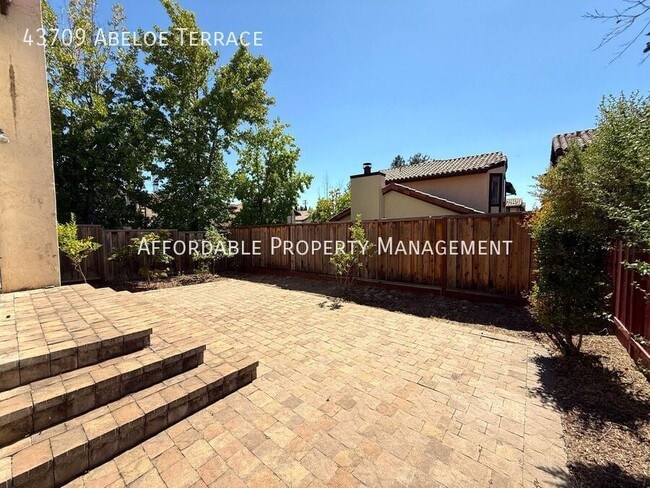 Building Photo - 43709 Abeloe Terrace