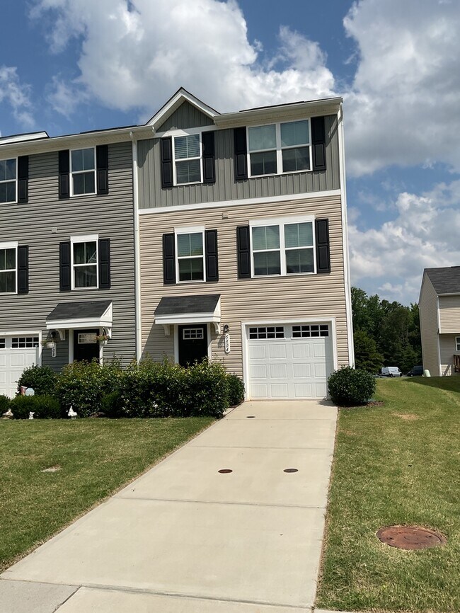 Building Photo - 3 bed, 2.5 bath end unit townhome!