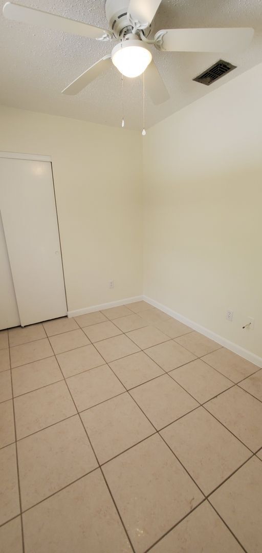 Building Photo - Three Bedroom with Bonus Room