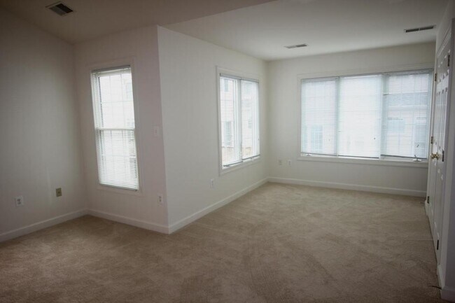 Building Photo - 4555 Fair Valley Dr