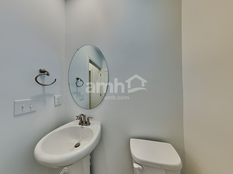 Building Photo - 980 Heritage Blvd