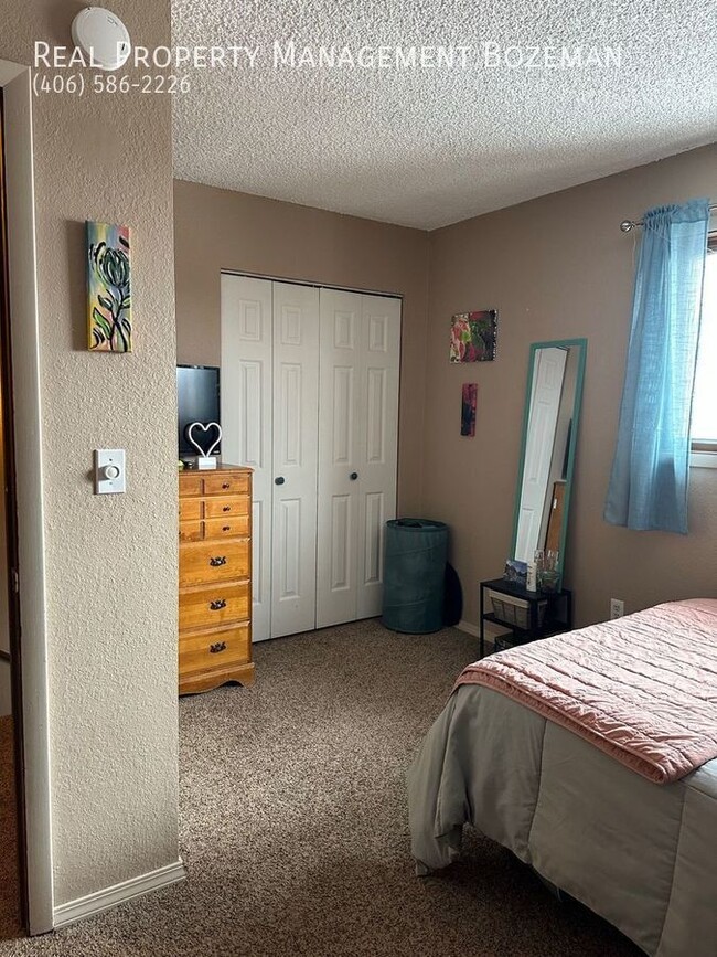 Building Photo - 128 S 15th-Apartment 14